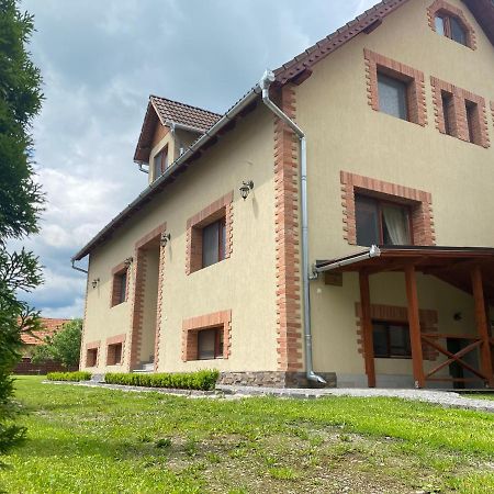 Gradics Panzio Hotel Siculeni Luaran gambar