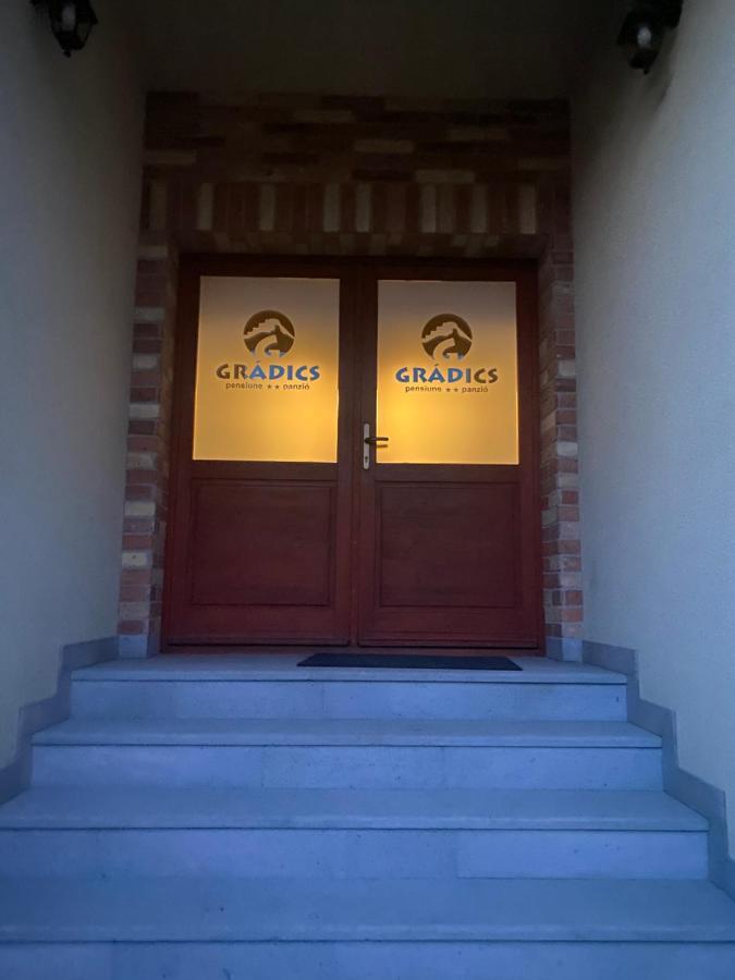 Gradics Panzio Hotel Siculeni Luaran gambar