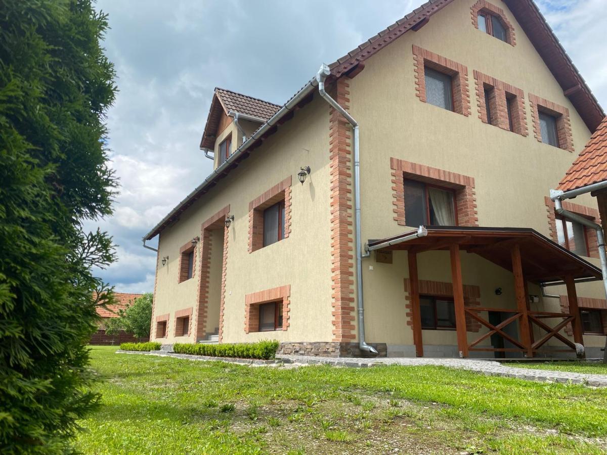 Gradics Panzio Hotel Siculeni Luaran gambar