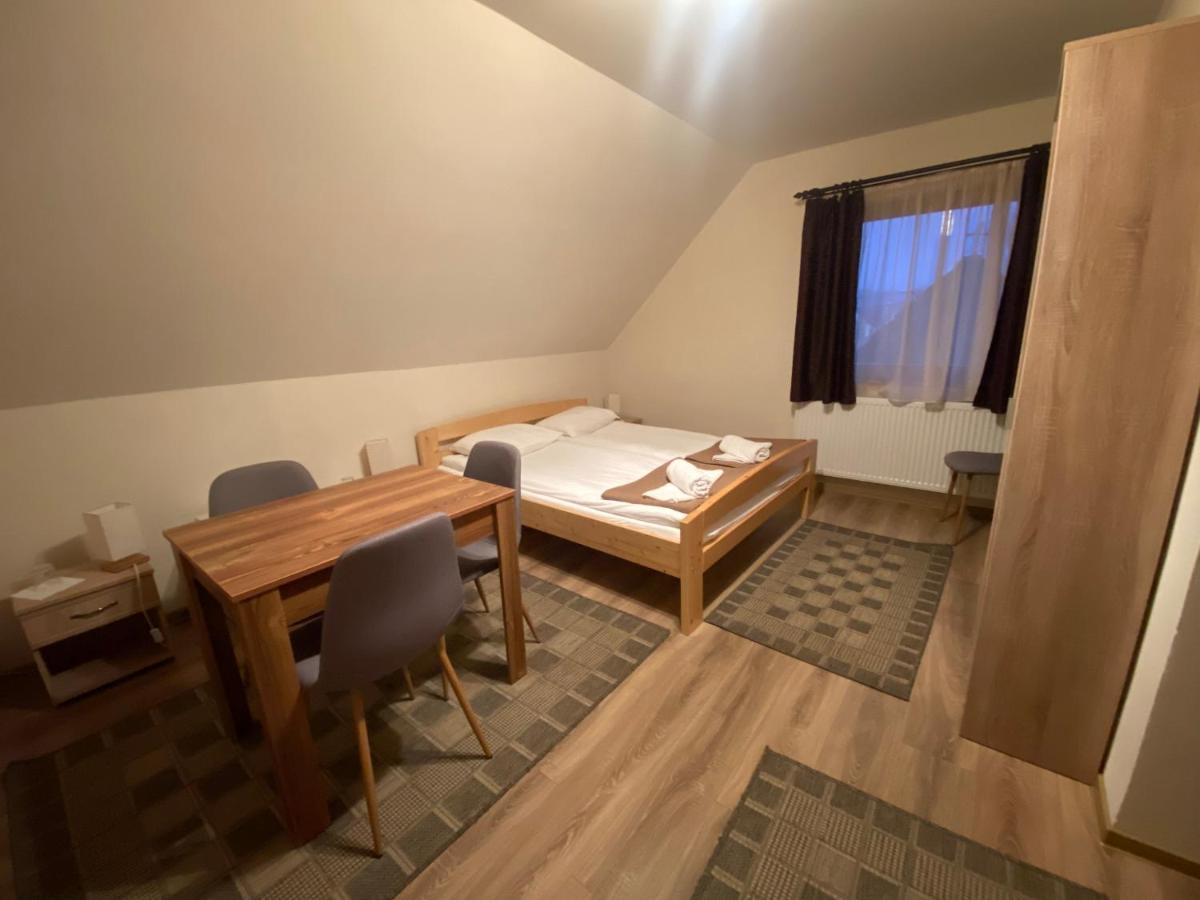 Gradics Panzio Hotel Siculeni Luaran gambar