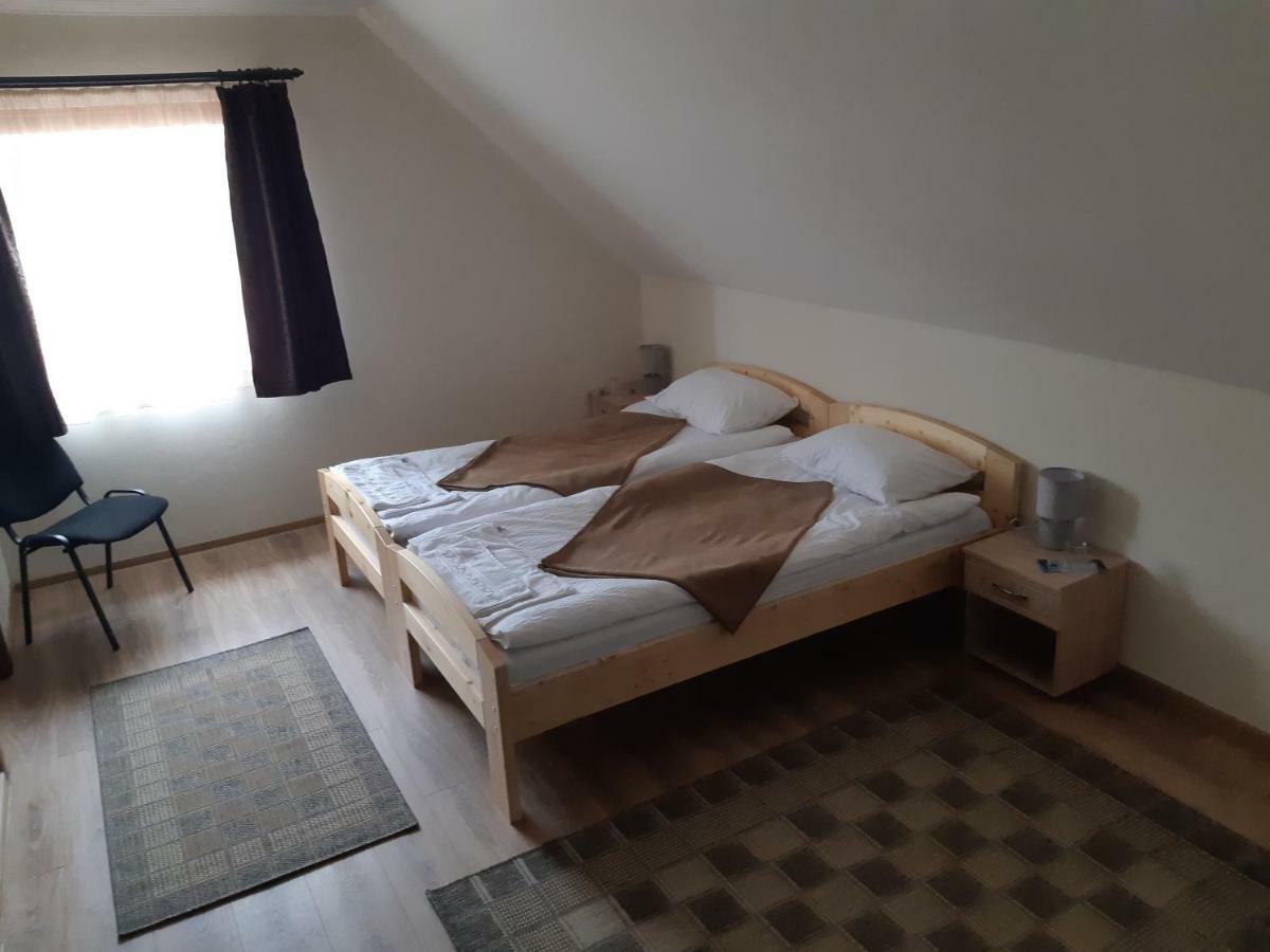 Gradics Panzio Hotel Siculeni Luaran gambar